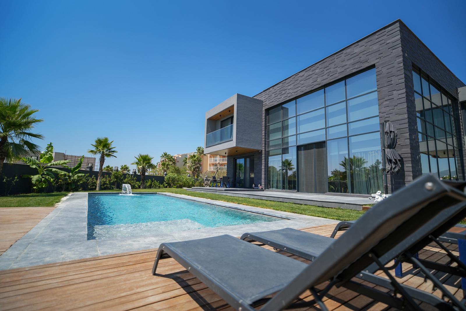 Kuşadasında Golf Sahası Ve Deniz Manzaralı Müstakil Lüks Villa
